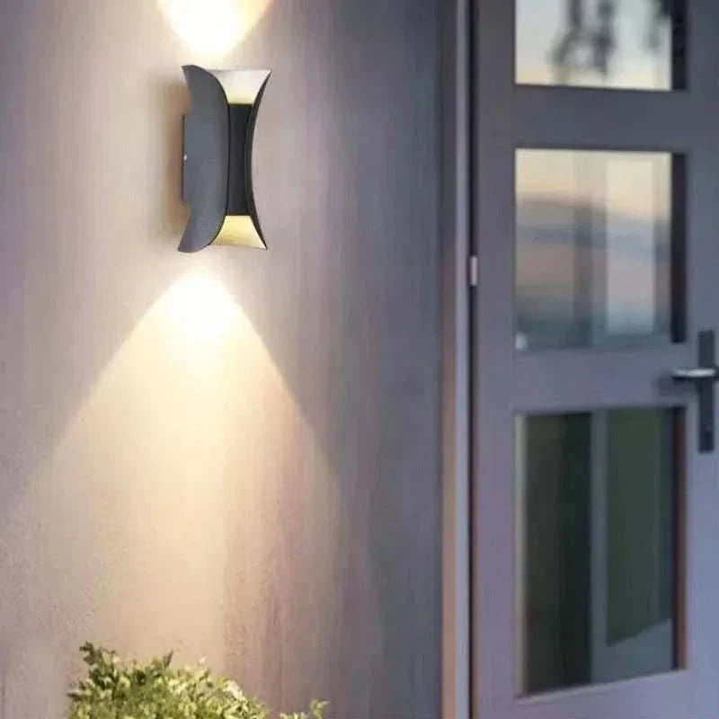 Curved LED Outdoor Wall Light with IP65 Protection