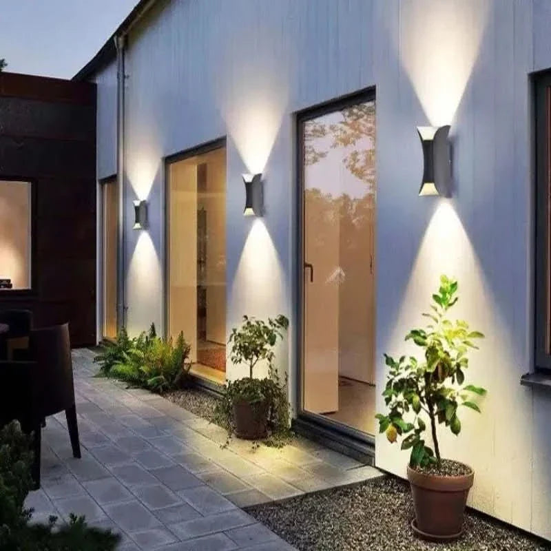 Curved LED Outdoor Wall Light with IP65 Protection