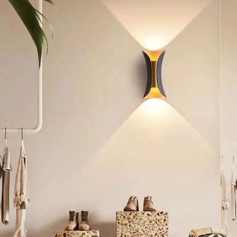 Curved LED Outdoor Wall Light with IP65 Protection